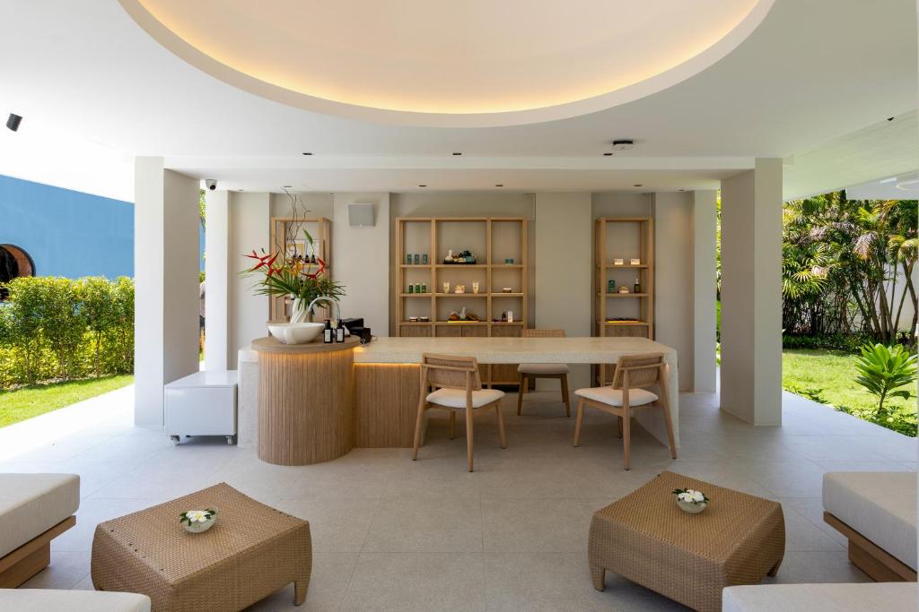 סנטרה קרון ריזורט פוקט (Centara Karon Resort Phuket)