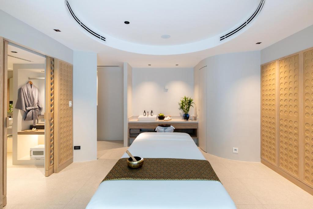 סנטרה קרון ריזורט פוקט (Centara Karon Resort Phuket)