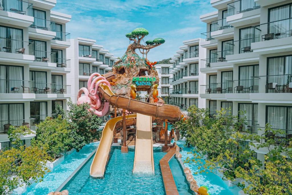 פוקט אמרלד ביץ’ ריזורט (Phuket Emerald Beach Resort)