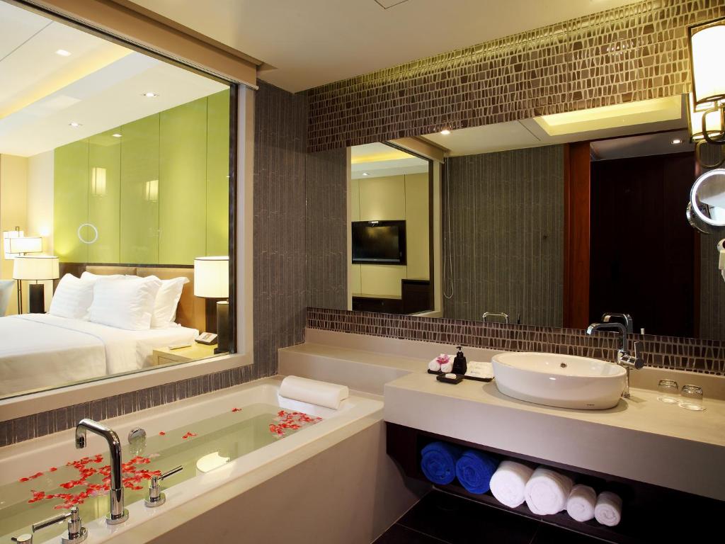 גרייסלנד קאו לאק ביצ'פרונט ריזורט (Graceland Khaolak Beachfront Resort)