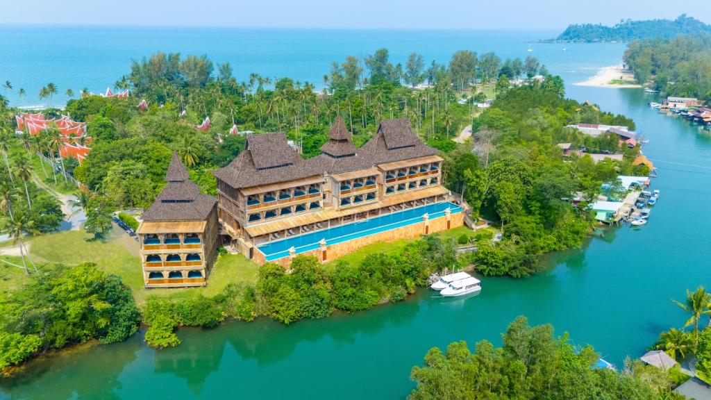 סנתייה טרי קו צ'אנג ריזורט (Santhiya Tree Koh Chang Resort)